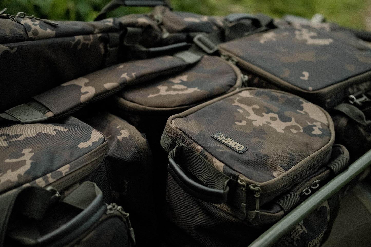 KORDA KORDA Compac Buzz Bar Bag Dark Kamo - Parkfield Angling Centre