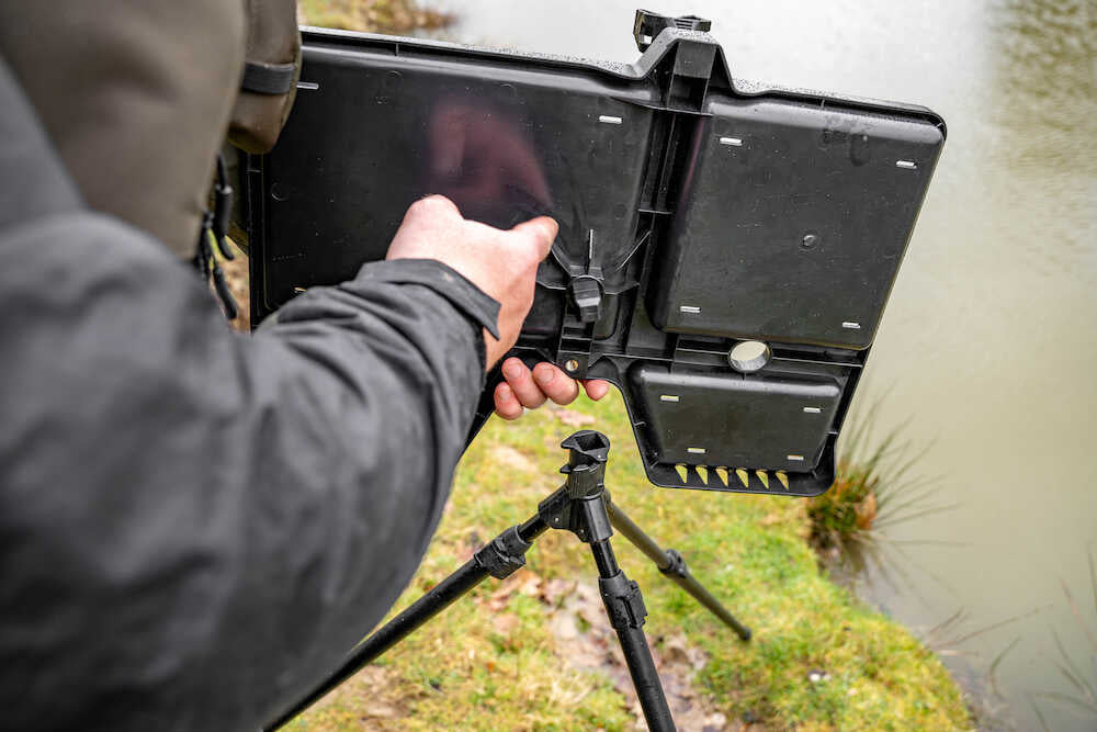 KORUM KORUM Allrounder Tray & Tripod Adaptor - Parkfield Angling Centre