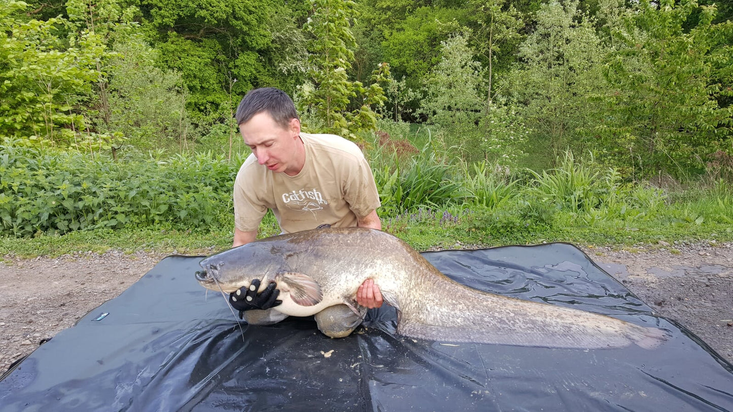 CATFISH PRO CATFISH PRO Unhooking Mat plus flap XL (65in x 30in) - Parkfield Angling Centre