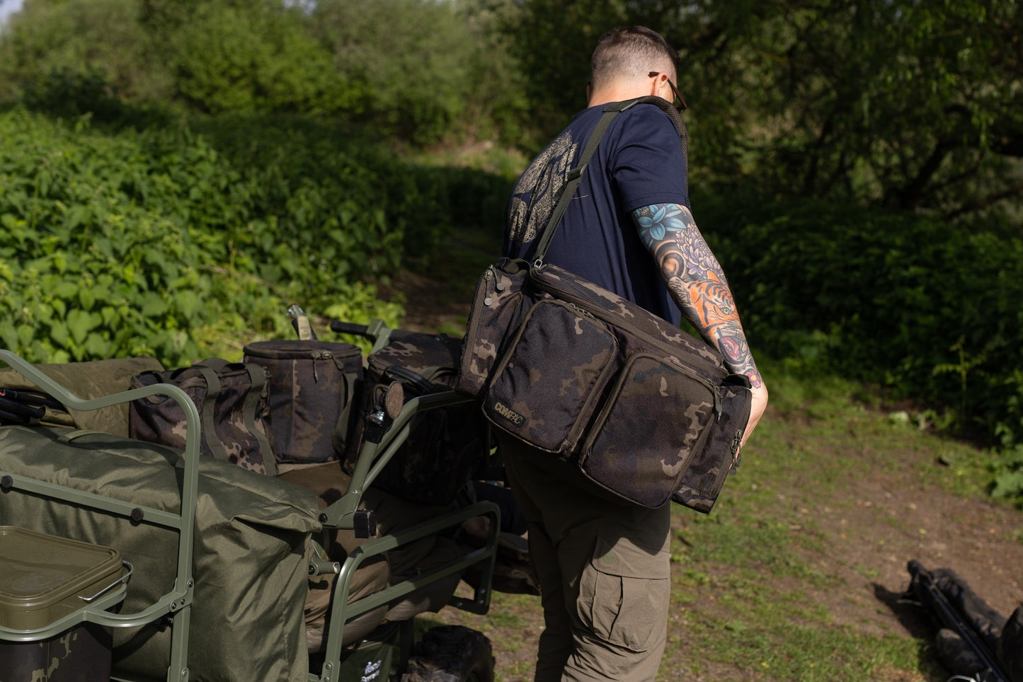 KORDA KORDA Compac Medium Carryall Dark Kamo  - Parkfield Angling Centre